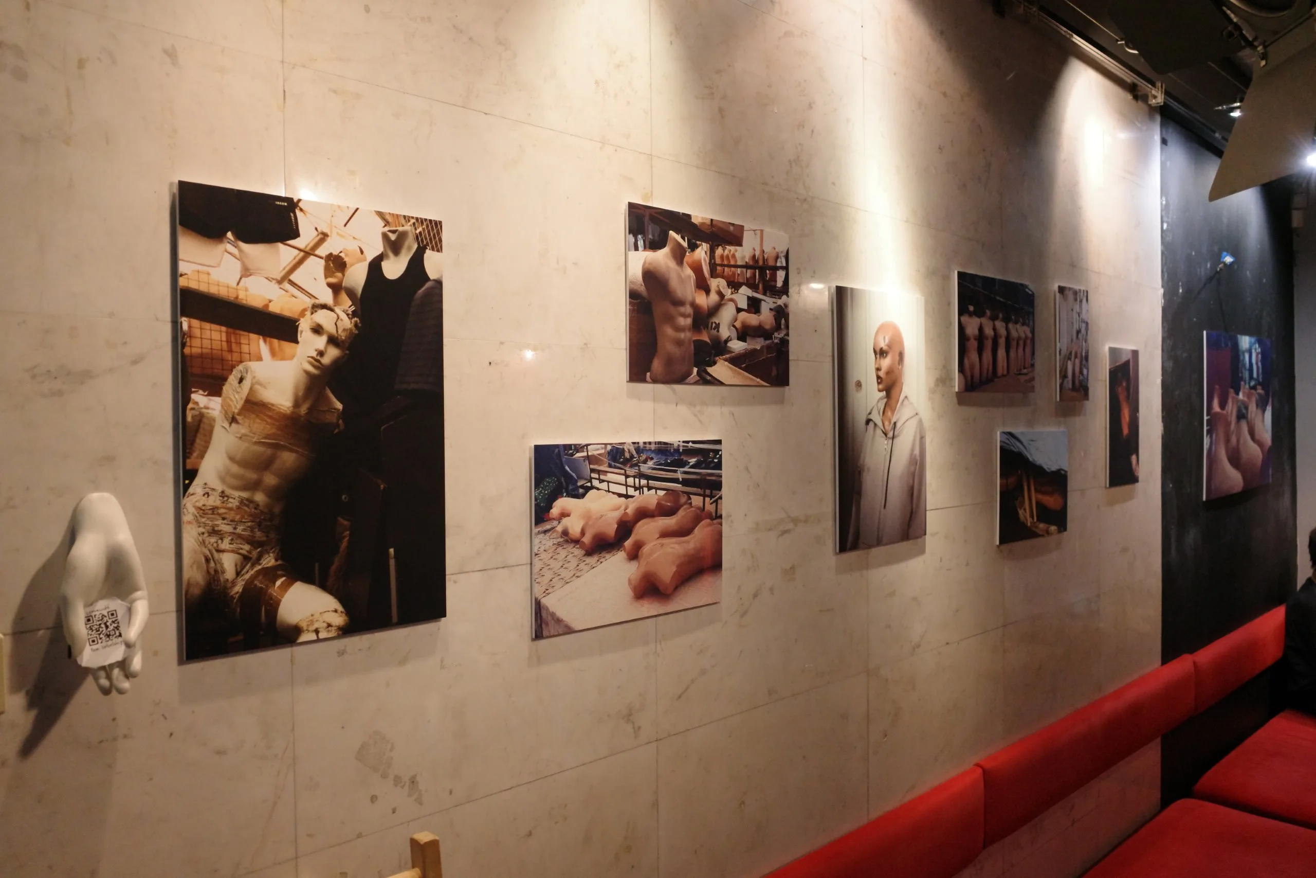 Ekspozycja Plastic Body Experience — Cafe Bar Relax